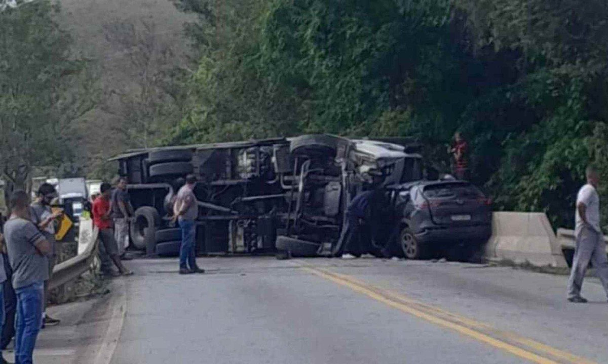 Acidente foi no Km 766 da BR-040 em Juiz de Fora, na Zona da Mata Mineira -  (crédito: Divulgação/CBMMG)