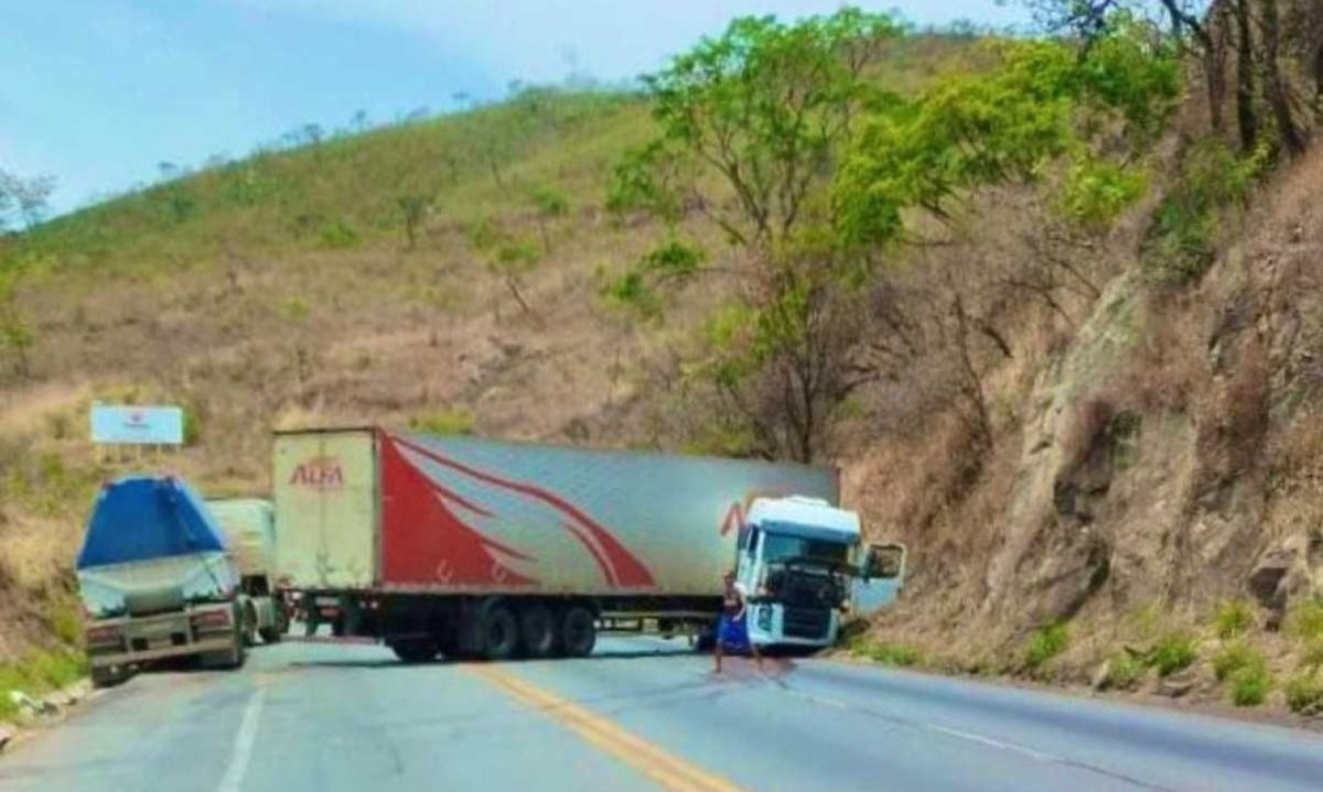 O carreta acidentada formou um L na pista -  (crédito: Reprodução / Redes sociais)