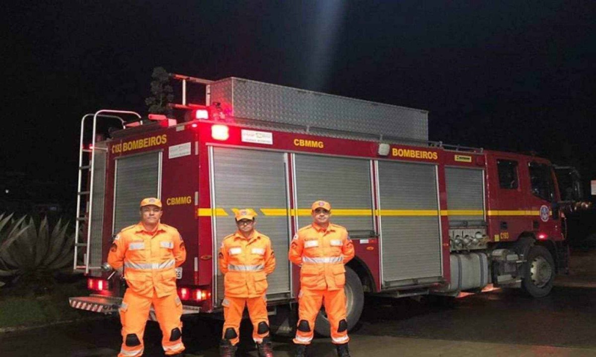 Bombeiros trabalharam durante toda a tarde e parte da noite para conter vazamento de Amônia -  (crédito: CBMMG)