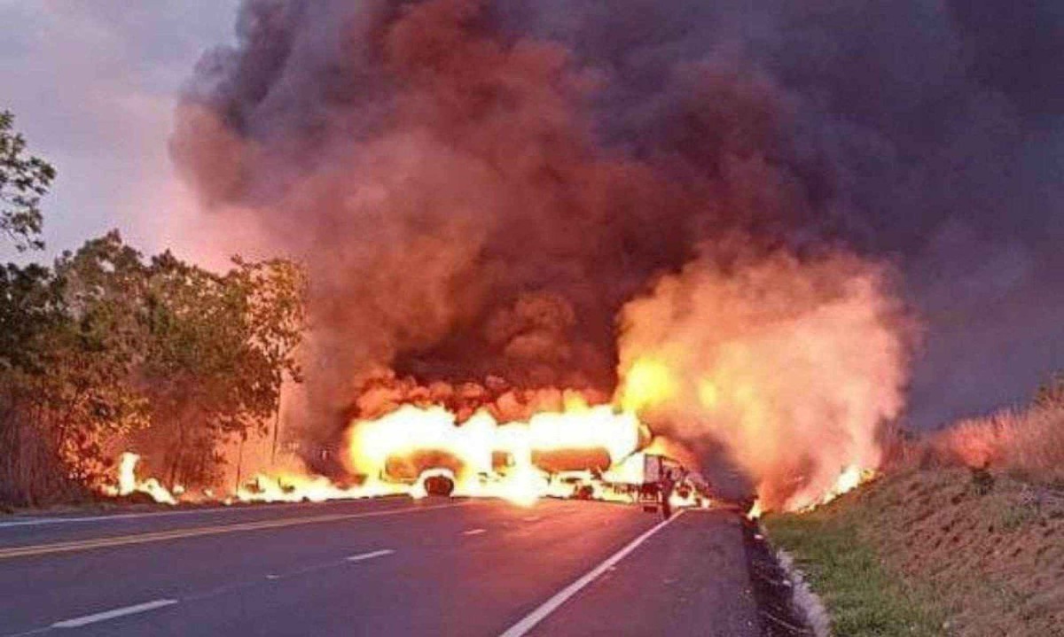 Caminhão-tanque explodiu e pegou fogo na manhã desta terça; motorista não identificado morreu carbonizado -  (crédito: Reprodução/Redes sociais)