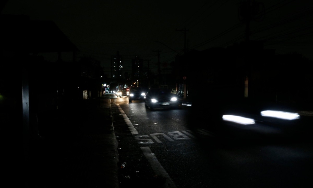 Na segunda (14), ruas do bairro paulistano Bom Retiro com fábricas e lojas que ainda estavam sem energia elétrica -  (crédito: Paulo Pinto/Agência Brasil)