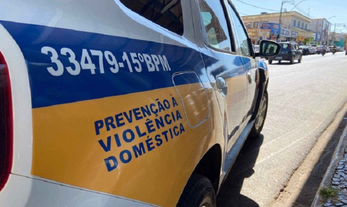 Policiais encontraram o homem em um bar tentando sair sem pagar -  (crédito: Divulgação/PMMG)