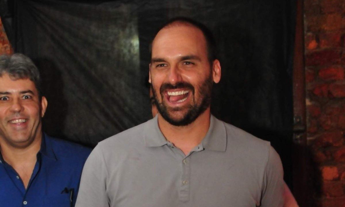 Deputado federal Eduardo Bolsonaro, filho do ent&atilde;o candidato Jair Bolsonaro, subiu em um palanque montado no p&aacute;tio da empresa para criticar o advers&aacute;rio pol&iacute;tico -  (crédito: Marcos Vieira/EM/D.A Press)