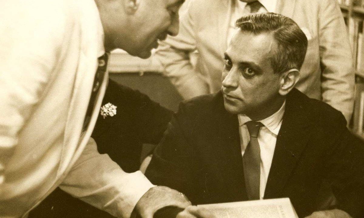 Jorge Amado recebe autógrafo de Lúcio Cardoso, em abril de 1961 
 -  (crédito: Geraldo Viola/O Cruzeiro/EM D.A Press - 6/4/61)