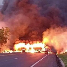 Caminhão-tanque explode e mata motorista - Reprodução/Redes sociais