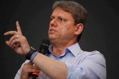 Tarcísio voltou a criticar a resposta da Enel ao desastre -  (crédito: Miguel Schincariol / AFP)