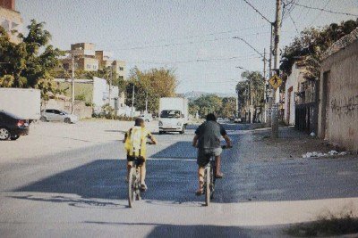 Na Avenida Francisco Negr&atilde;o de Lima, via de acesso ao Bairro C&eacute;u Azul, faltam cal&ccedil;adas e sinaliza&ccedil;&atilde;o, o asfalto &eacute; irregular e o mato alto &eacute; visto por todo lado -  (crédito: Alexandre Guzanshe/EM/D.A Press)