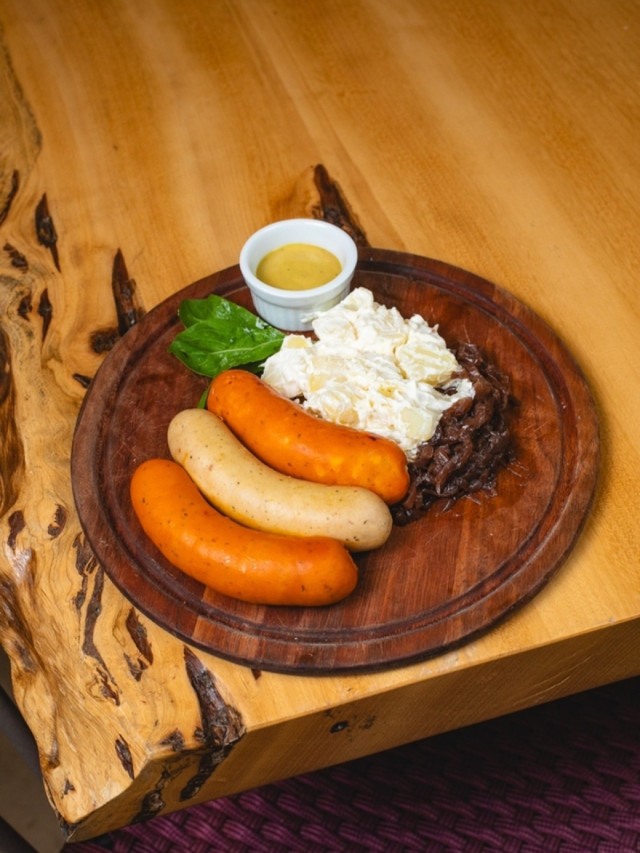 Trio de salsichas Frankfurt e Weisswurst do restaurante Estância