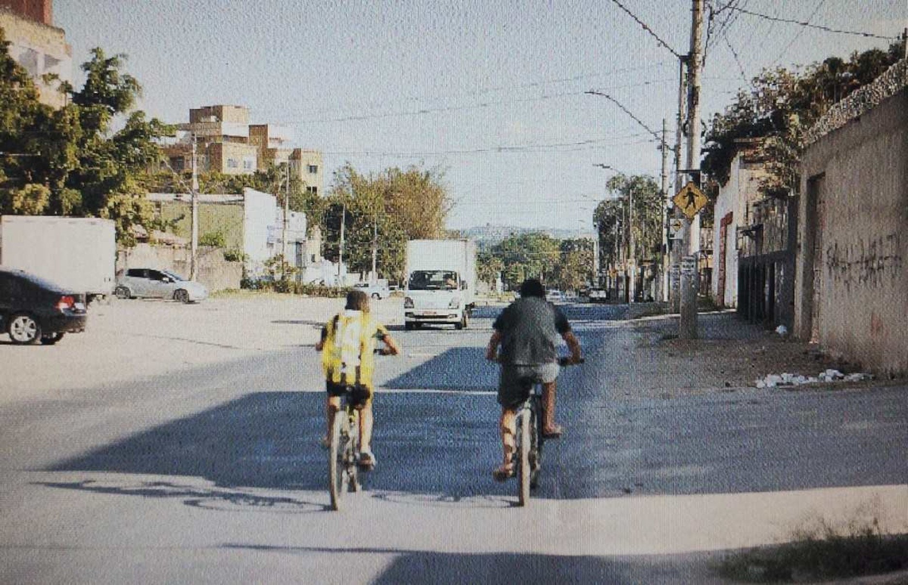 Na Avenida Francisco Negrão de Lima, via de acesso ao Bairro Céu Azul, faltam calçadas e sinalização, o asfalto é irregular e o mato alto é visto por todo lado