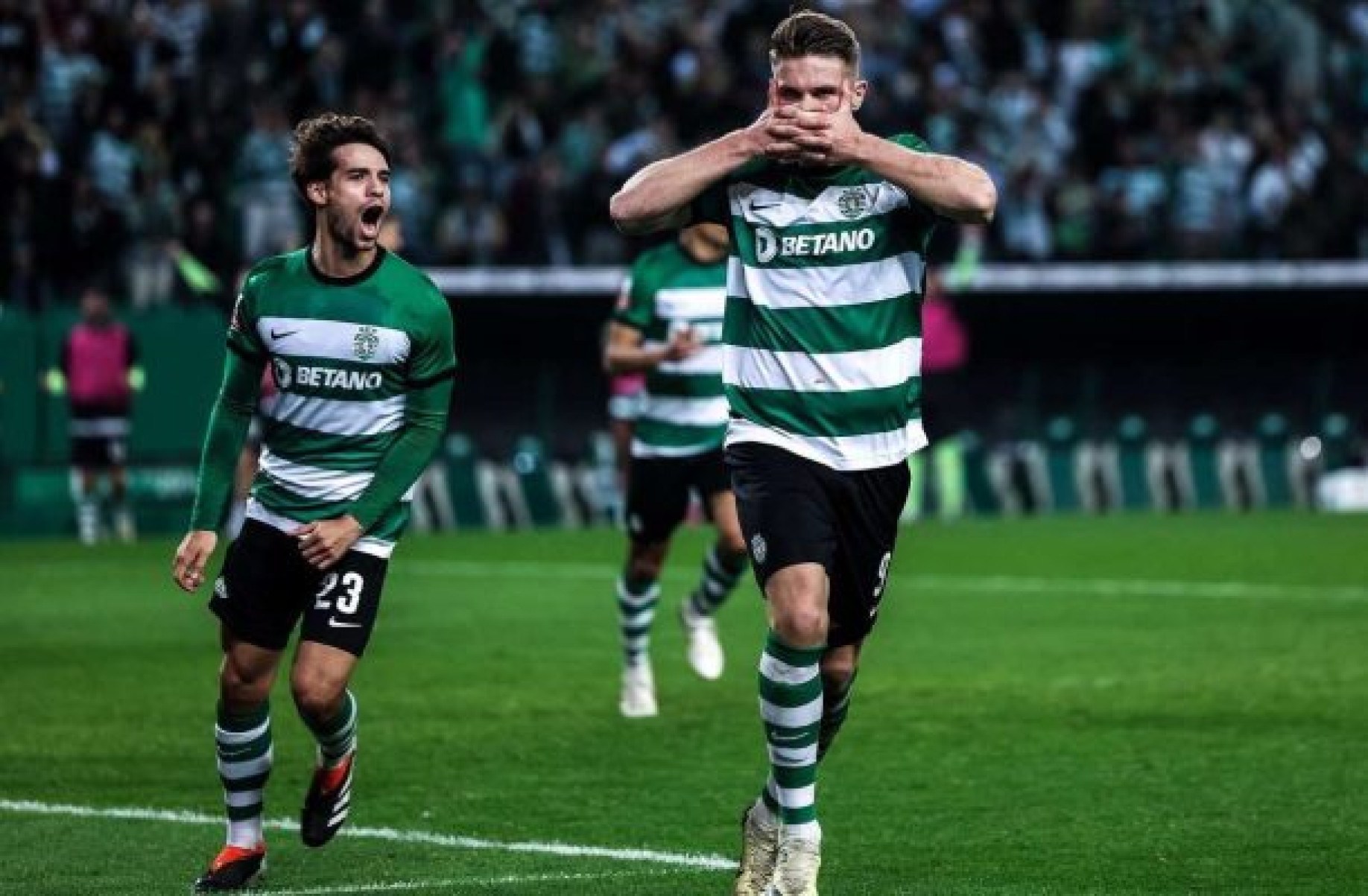 Atacante do Sporting é visto fumando e ironiza: ‘Perigoso é me encontrar em campo’