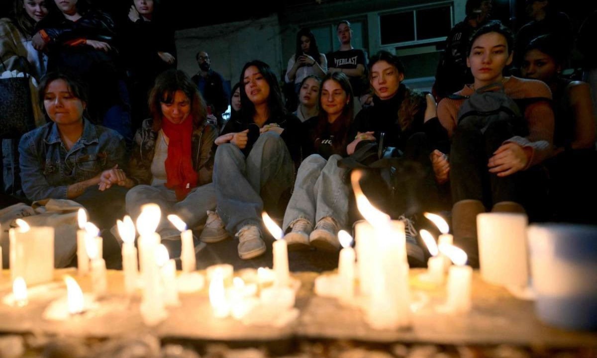 Fãs de Liam Payne acendem velas e choram a morte do músico -  (crédito: LUIS ROBAYO/AFP)