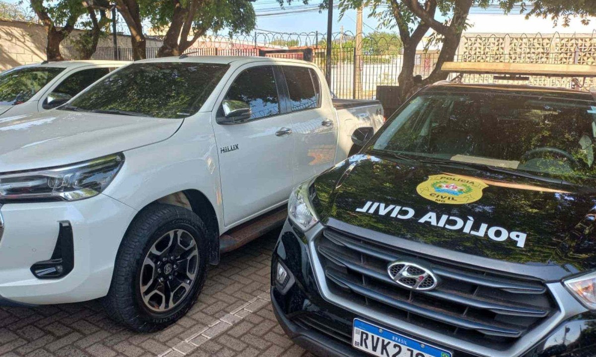 A equipe da Polícia Civil de Frutal apreendeu dois veículos Hilux/Toyota durante a operação -  (crédito: PCMG/Divulgação)