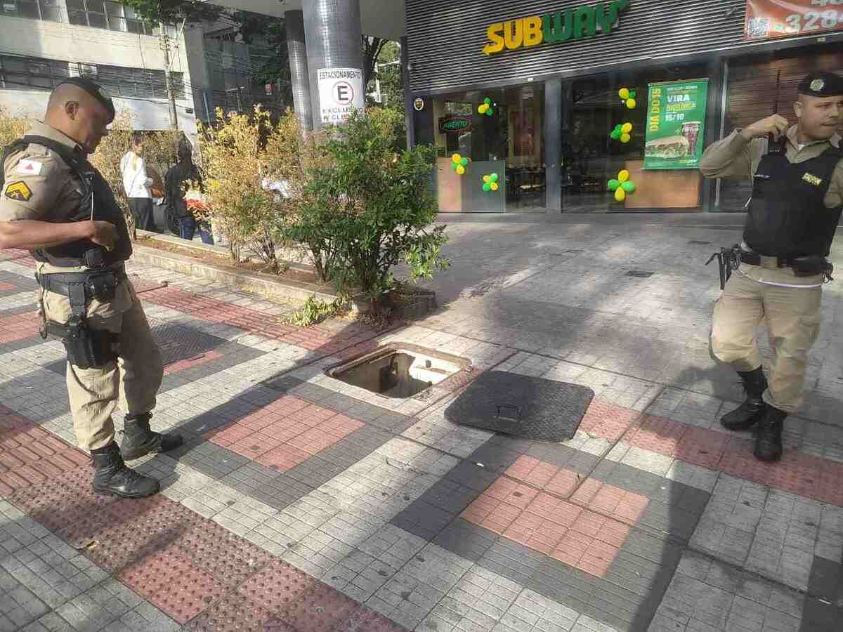 O morador de rua sofreu ferimentos e não conseguiu sair da galeria, que era funda -  (crédito: Ivan Drummond/EM/D. A. Press)