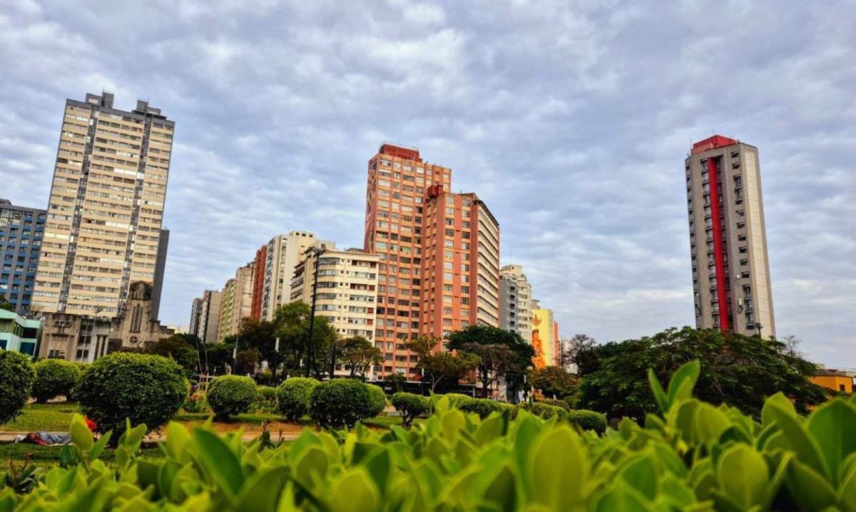 Céu nublado na Praça Raul Soares, no Centro-Sul de Belo Horizonte: tendência até sexta-feira (18/10) é de chuvas isoladas -  (crédito: Jair Amaral/EM/D.A Press)