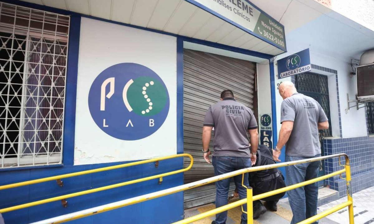 Policiais civis fazem operação no laboratório PSC Lab Saleme, investigado por emitir supostos laudos falsos que resultaram em transplante de órgãos infectados com HIV -  (crédito: Rafael Campos/Rafael Campos/Polícia Civil do Rio)