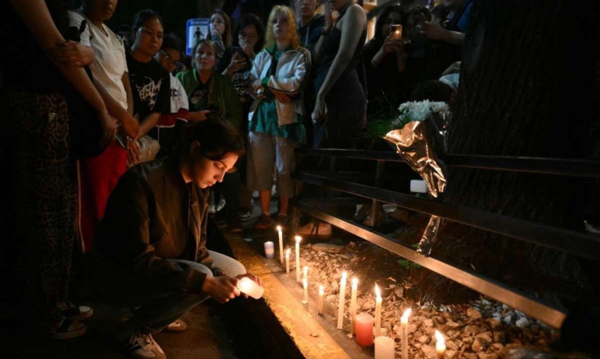 Fãs fazem vigilia na porta de hotel  -  (crédito: Luis Robayo/AFP)