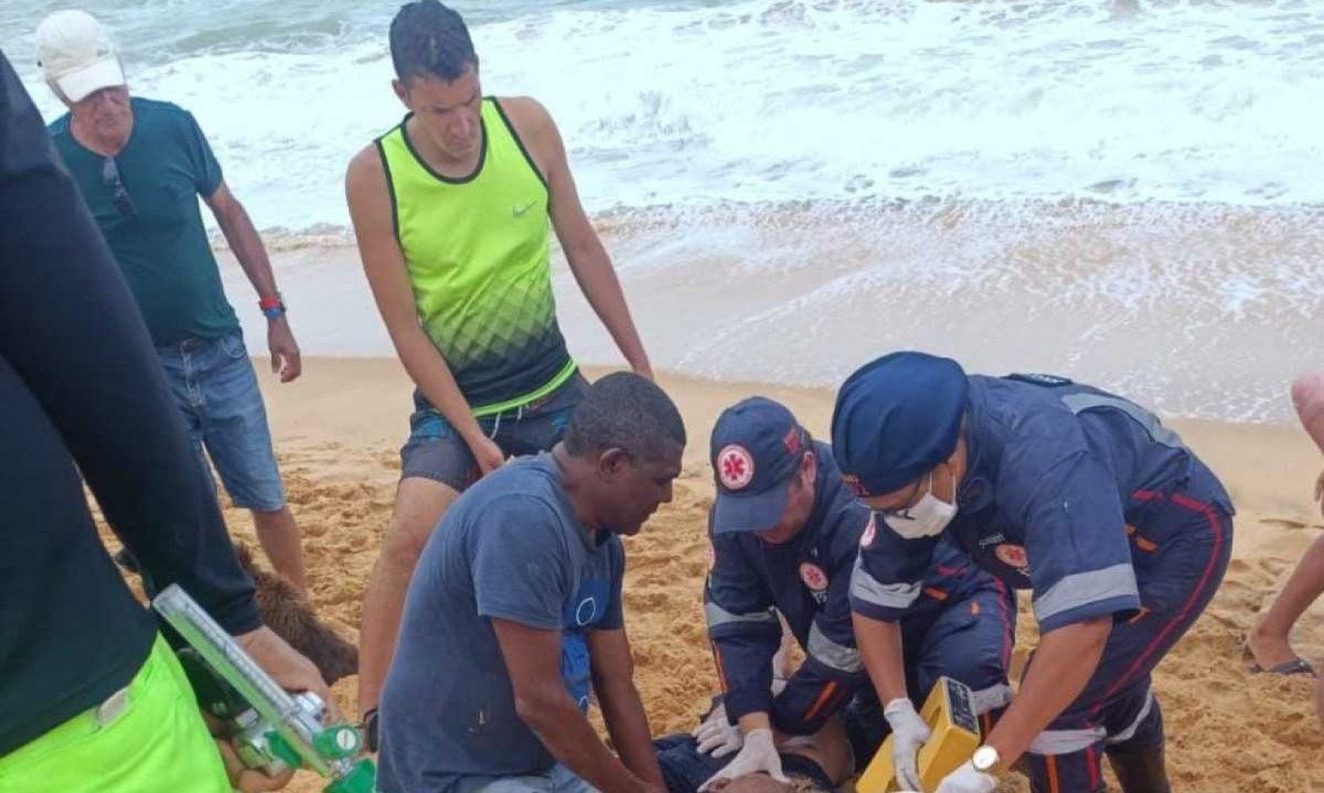 Socorristas tentaram salvar turista mineiro em praia de Santa Cruz de Cabrália -  (crédito: redes sociais/divulgação)