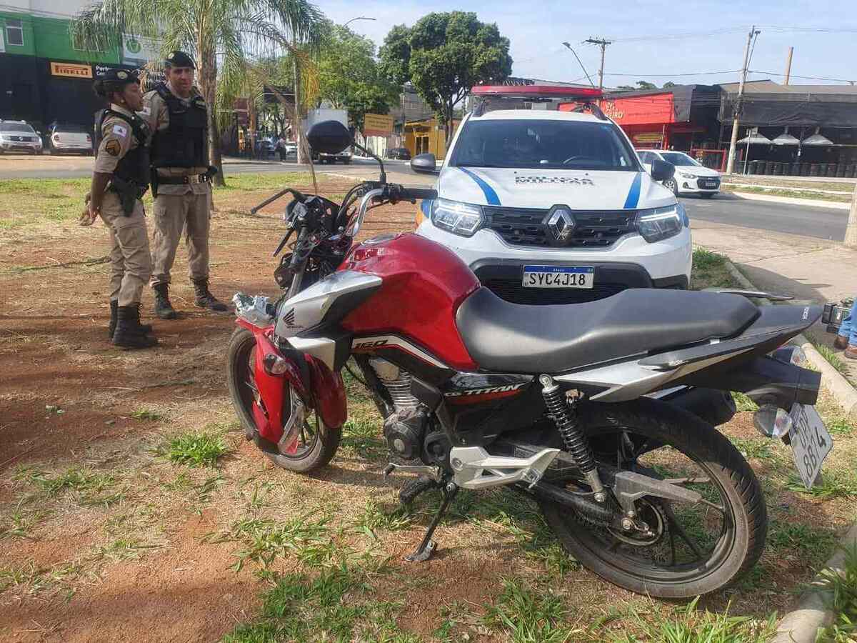 Segundo informações da Polícia Militar, a motocicleta teria avançado o sinal vermelho -  (crédito: Redes sociais)