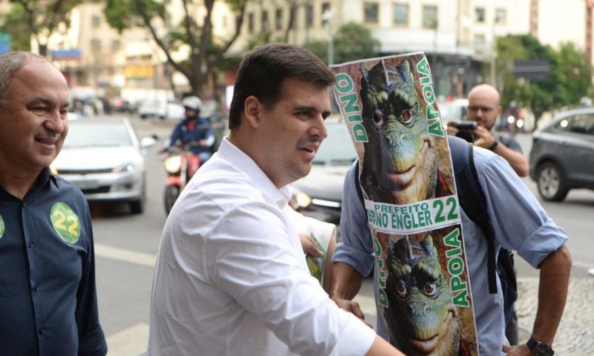 Bruno Engler cumprimenta 'Dino' que teve a candidatura &agrave; vereador de Belo Horizonte pelo PT impugnada por viol&ecirc;ncia dom&eacute;stica -  (crédito: T&uacute;lio Santos/EM/D.A Press)
