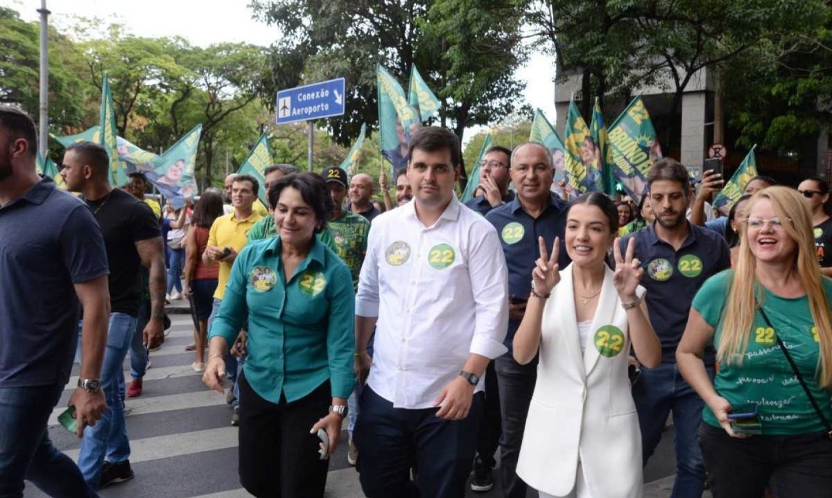 Bruno Engler faz corpo a corpo no Centro de BH junto com seus apoiadores -  (crédito: Túlio Santos/EM/D.A Press)