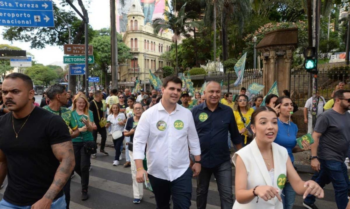 Bruno Engler cumprimenta apoiadores, pedestres e comerciantes durante agenda no centro de Belo Horizonte -  (crédito: Túlio Santos/EM/D.A Press)