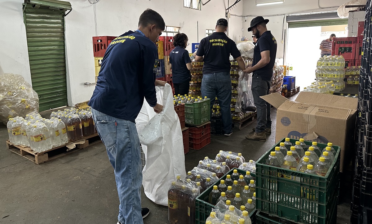 Procon apreende 15 mil litros de cachaça envasados irregularmente - Divulga&ccedil;&atilde;o/Procon Uberl&acirc;ndia