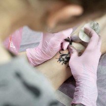 Tatuadora terá que indenizar adolescente por erro de ortografia em tatuagem - Envato Elements / Imagem Ilustrativa
