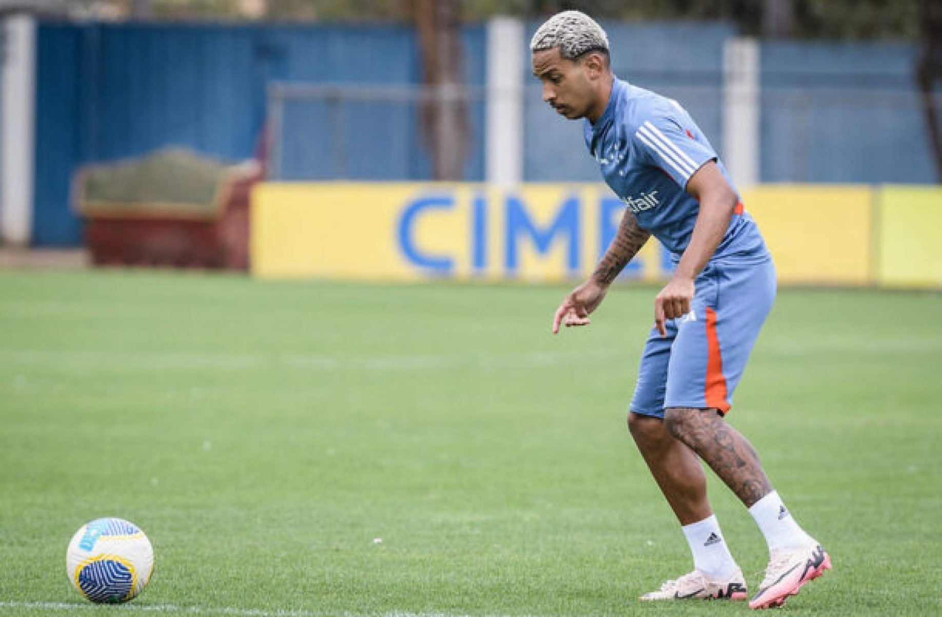 Matheus Pereira treina, e Lautaro Díaz é dúvida para jogo do Cruzeiro