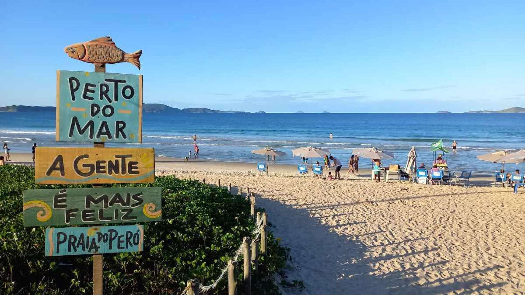  Tranquilidade, mar azul e água cristalina são atrativos da Praia do Peró, em Cabo Frio      