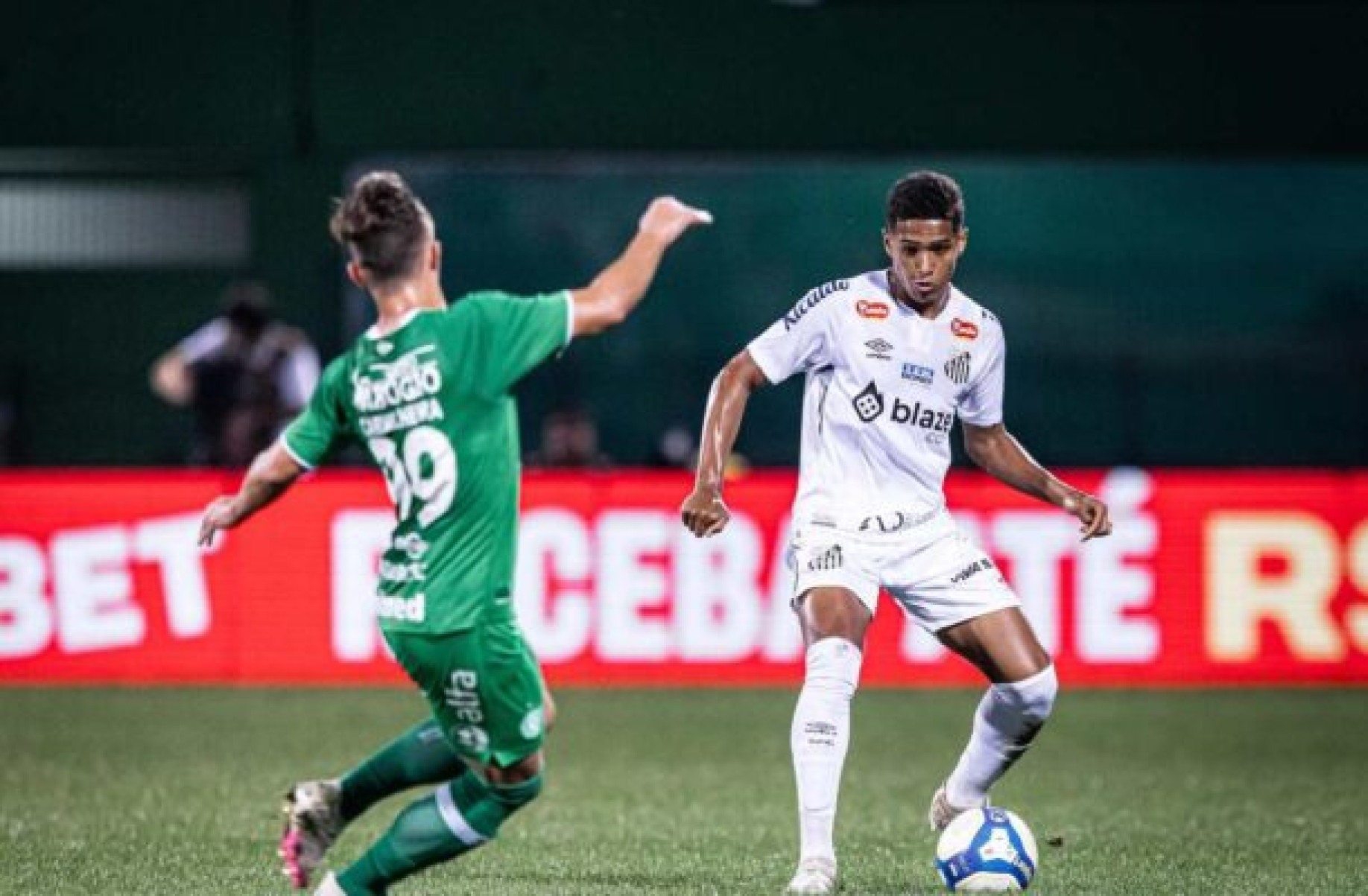 Santos sai na frente, mas perde de virada para Chapecoense