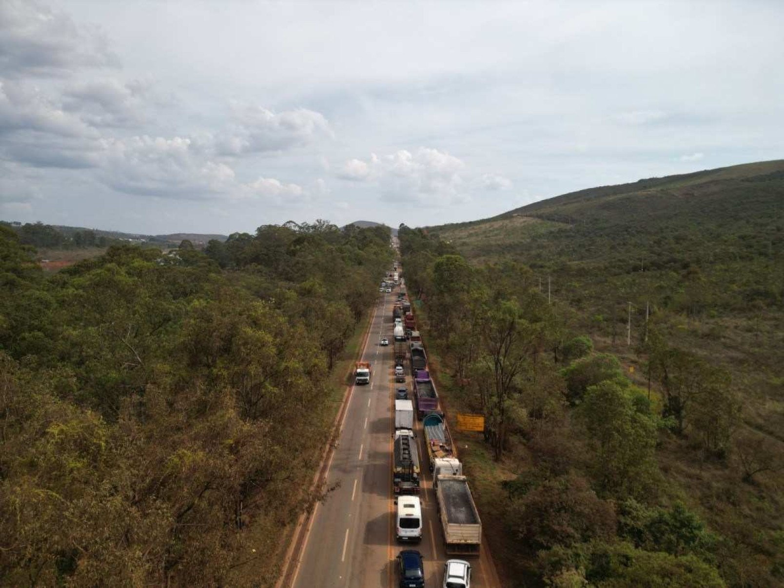 A batida foi na altura do quilômetro 564, em Nova Lima

