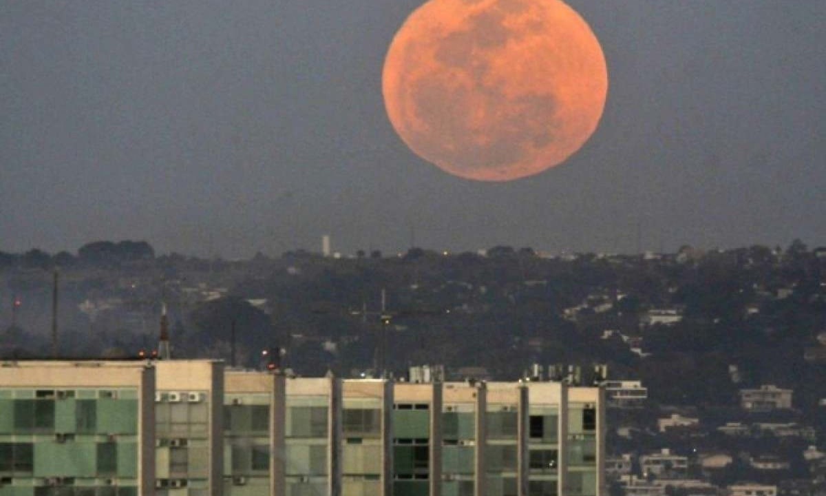 Superlua vista da Esplanada dos Ministérios, em Brasília, em 19 de agosto de 2024 -  (crédito: Minervino Júnior/CB/D.A.Press)