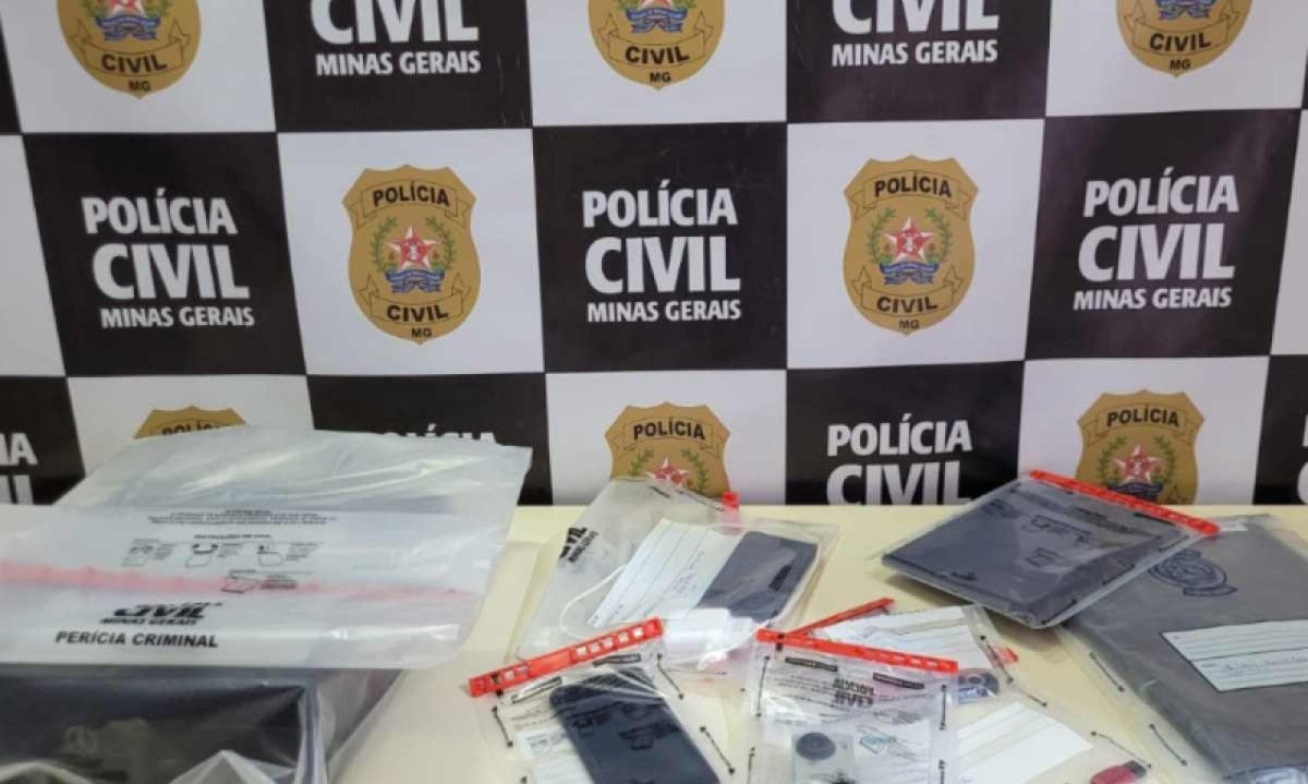 Policiais civis cumpriram mandado de busca e apreensão e recolheram equipamentos eletrônicos, dentre eles computador, pen drives e celulares -  (crédito: PCMG)