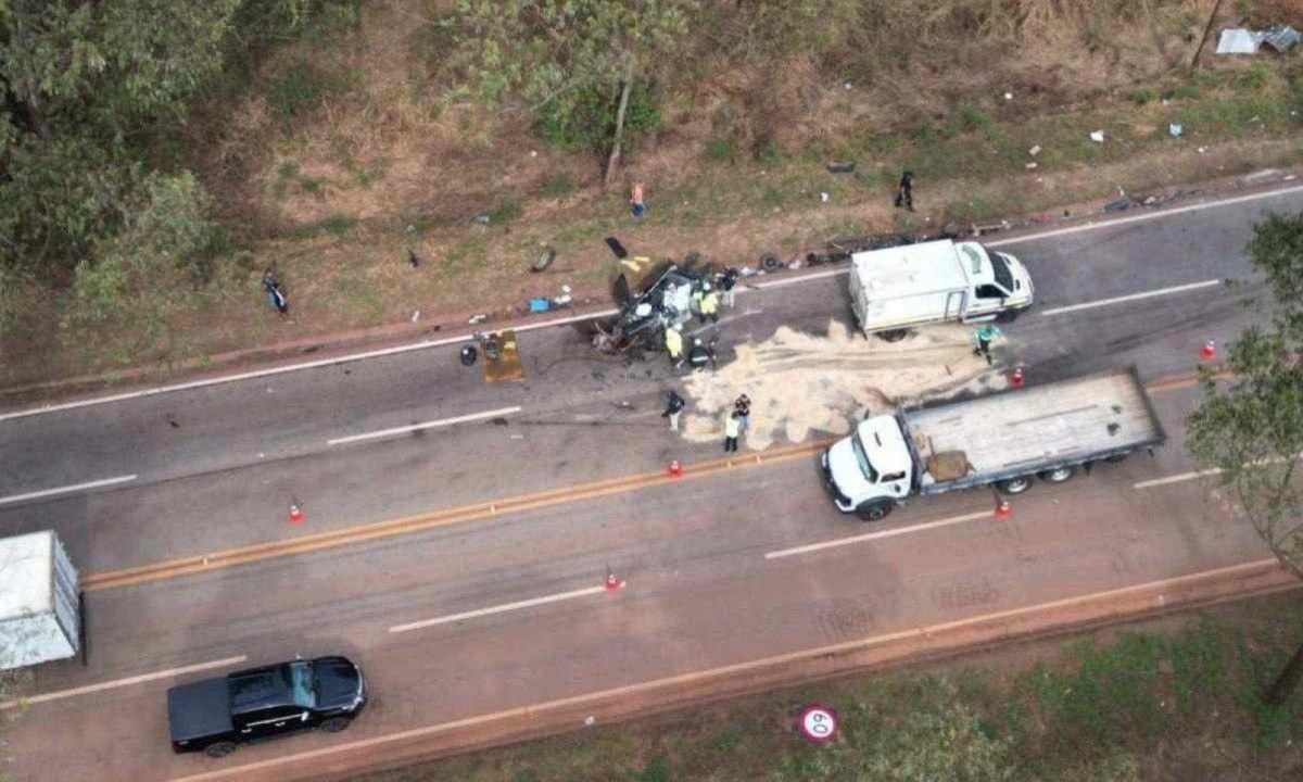 Grave acidente na BR-040, em Nova Lima, na Grande BH, deixou uma pessoa morta e outra ferida -  (crédito: @estev4m)