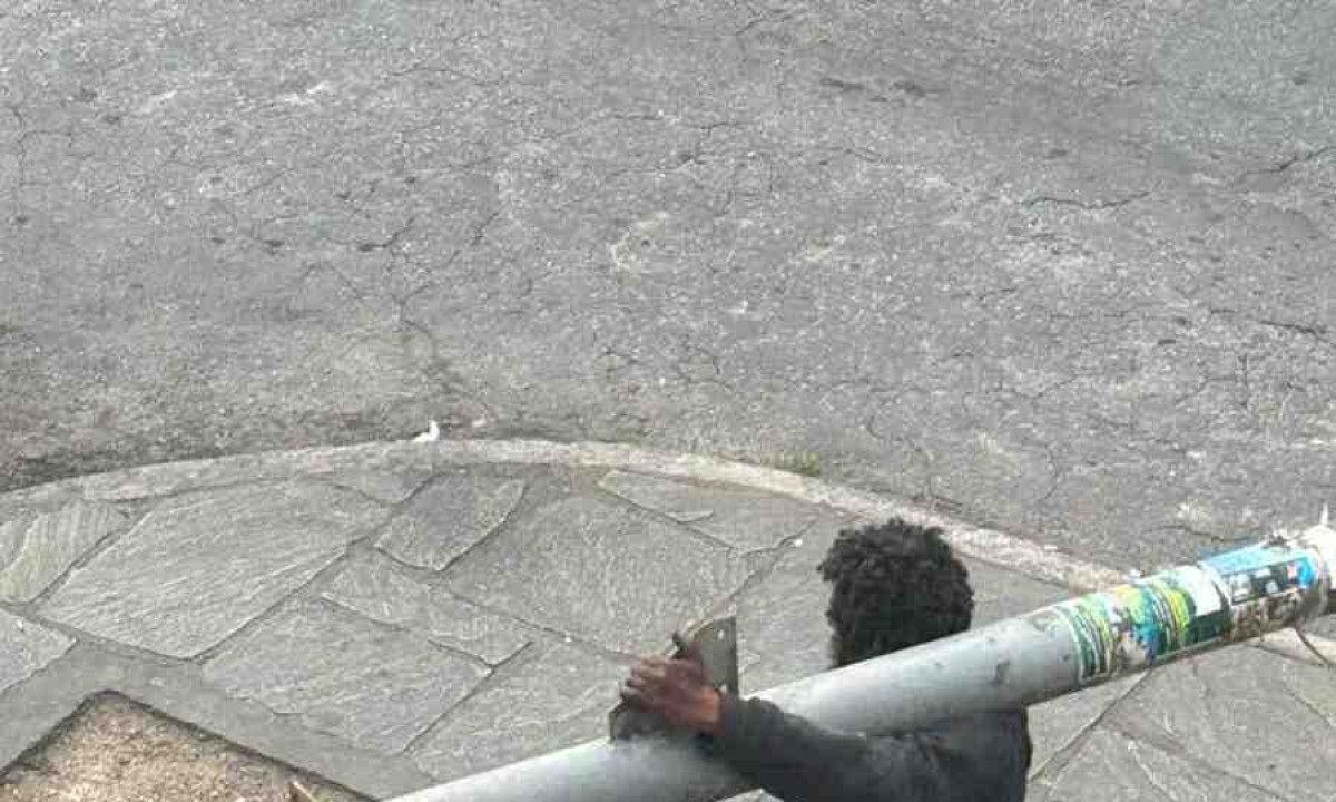 O suspeito carregou a estrutura de quase 50 quilos por cerca de 400 metros até abandoná-la em um matagal -  (crédito: Imagem cedida ao jornal Estado de Minas / Portal UAI)