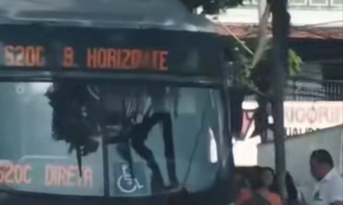 A linha do veículo que perdeu um dos eixos é a 520C, que conecta o terminal Justinópolis, em Ribeirão das Neves, na Região Metropolitana, ao centro de Belo Horizonte -  (crédito: Reprodução/Redes sociais)