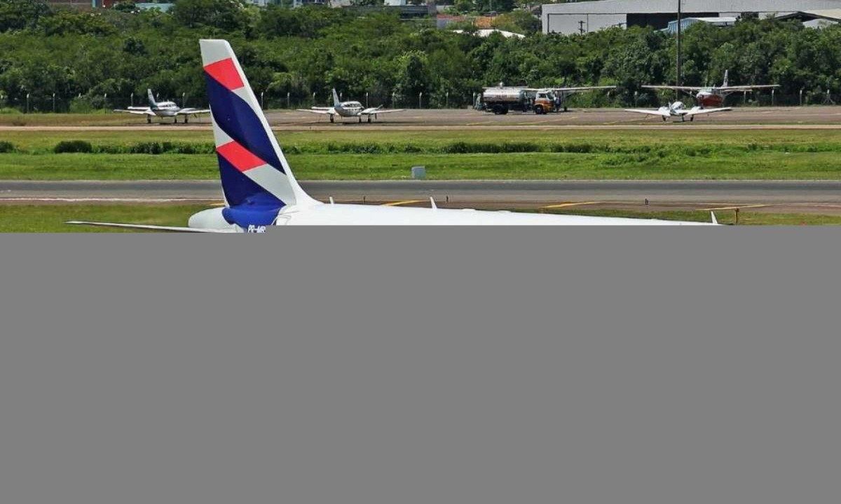 Aeronave é do modelo Airbus A319, com capacidade para 144 passageiros -  (crédito: Rafael Luiz Canossa/Wikimedia Commons)