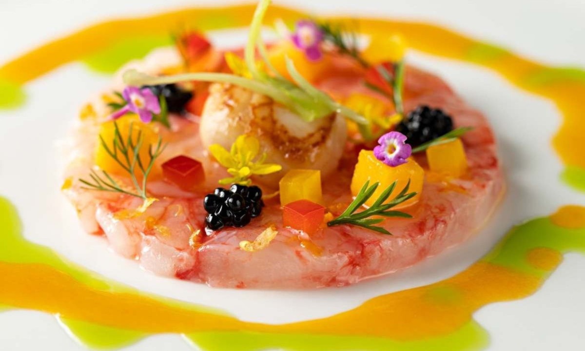Carpaccio de lagostim marinado com frutas cítricas e manga de David Mansaud -  (crédito: Rodrigo Azevedo/Divulgação)