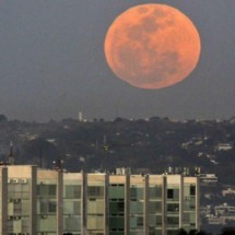 Maior superlua do ano brilhará no céu nesta quinta (17/10) - Minervino Júnior/CB/D.A.Press