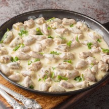 Coração de frango com molho cremoso (Imagem: AS Foodstudio | Shutterstock)  -  (crédito: EdiCase)