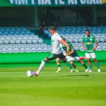 Ruan cobra pênalti e marca para o Coritiba,. Mas, no fim, o Palmeiras leva a melhor: 3 a 2 neste duelo pela Copa do BR Sub-20 -  (crédito: Foto: Luís Henrique Lisbôa/Coritiba)