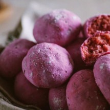 Pão de queijo de batata-doce roxa (Imagem: About64 | Shutterstock) - (crédito: EdiCase) Pão de queijo de batata-doce roxa (Imagem: About64 | Shutterstock) - (crédito: EdiCase)