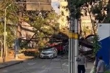 Árvore cai em carro e interdita rua em Belo Horizonte