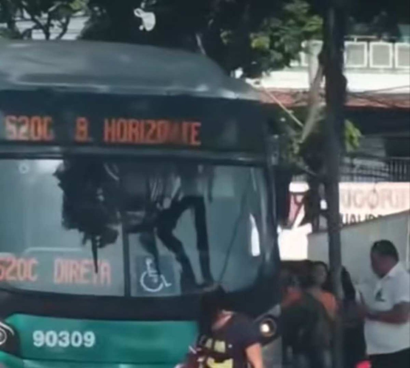 BH: roda de ônibus se solta em movimentada via; veja as imagens