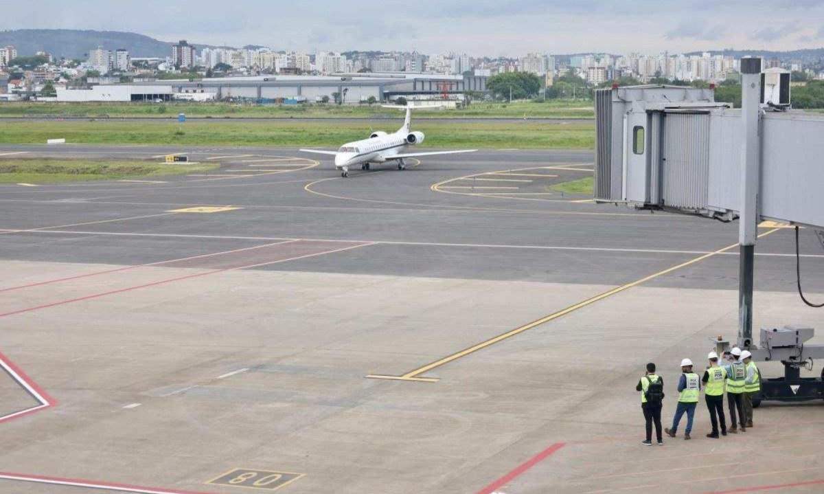 Voo da FAB é o primeiro a tocar o solo do aeroporto Salgado Filho em cinco meses  -  (crédito: Jefferson Bottega / Agencia RBS)