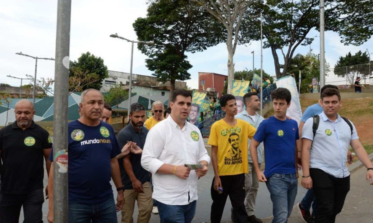 Engler fez corpo a corpo com eleitores no bairro Primeiro de Maio, região Norte de BH -  (crédito: Tulio Santos/EM/D.A Press)