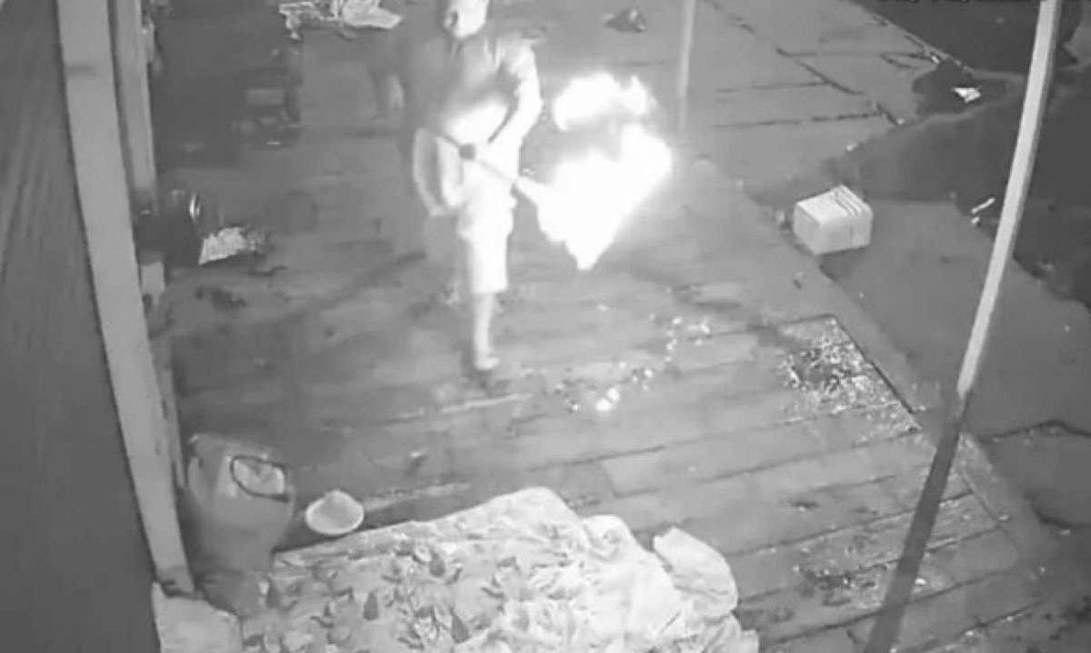 Homem que aparece nas imagens tentando colocar fogo nas v&iacute;timas n&atilde;o teve a identidade divulgada -  (crédito: Reprodu&ccedil;&atilde;o)