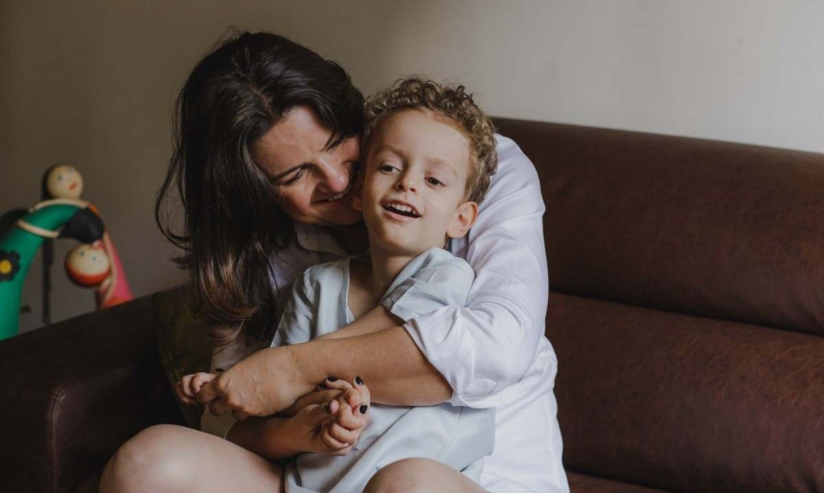 A jornalista Larissa Carvalho e o filho Théo -  (crédito:  Divulgação/Carol Salgado)