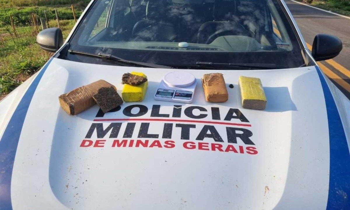 Os policiais encontraram quatro tabletes grandes de maconha e mais dois pedaços menores -  (crédito: Reprodução / Polícia Militar de Minas Gerais)