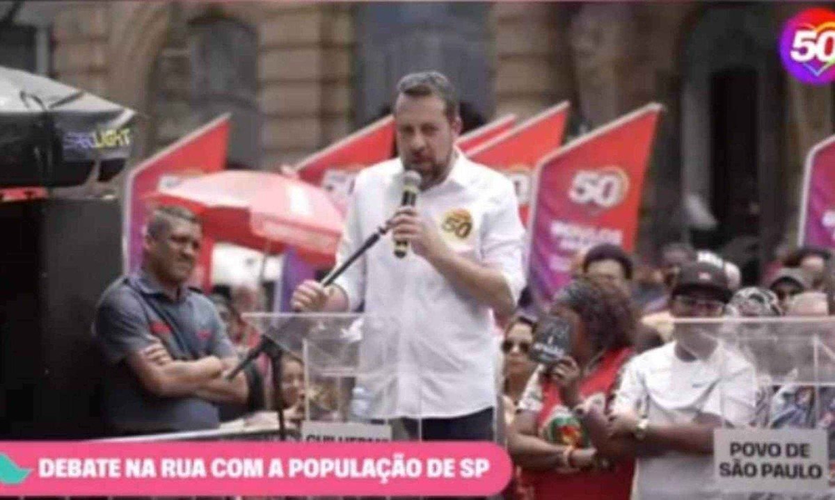 O candidato &agrave; Prefeitura de S&atilde;o Paulo, Guilherme Boulos (PSOL), fez um &quot;debate p&uacute;blico&quot; na Pra&ccedil;a Ramos, na escadaria do Theatro Municipal -  (crédito: Reprodu&ccedil;&atilde;o/Instagram)